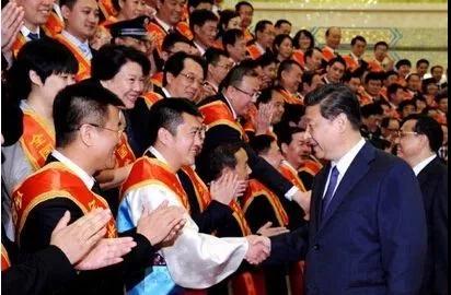 习近平俯身与老英雄握手,这些年他关爱退役军人的话语超暖心!