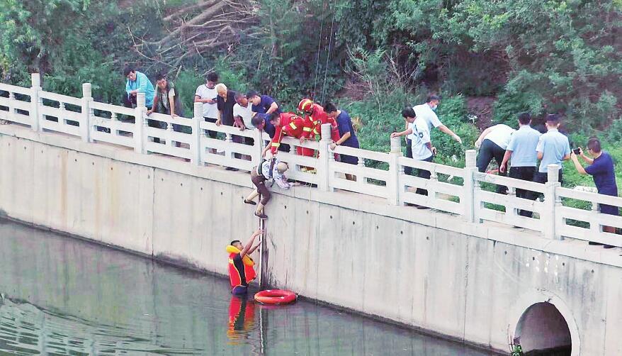 [温暖泉城]老人不慎落水消防及时救援