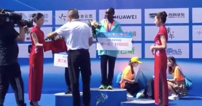 马拉松季军晕倒颁奖照常进行 网友指责：缺少人文关怀