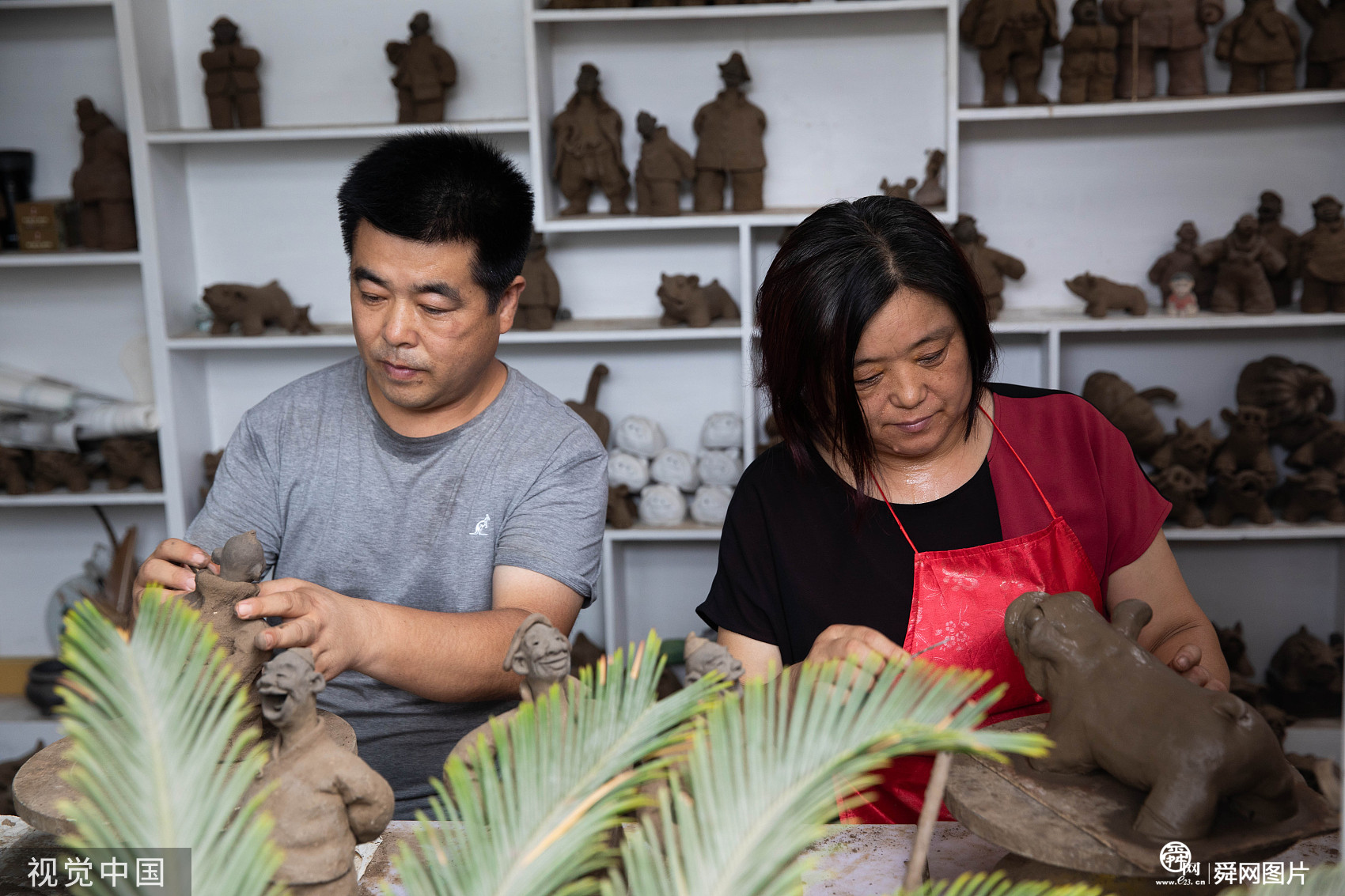 山东青岛：泥塑夫妻传承乡土手艺 一只泥猪价格赛过真猪