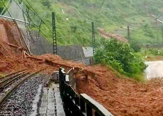 成昆铁路线路中断 发生水害塌方阻路，多趟列车已折返运行