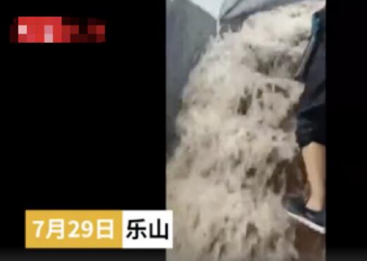 游客注意！乐山大佛因雨停售 雨水沿着栈道倾泻而下如同水渠