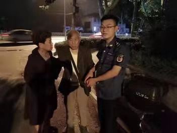[温暖泉城]老人半夜走失 小伙热心救助