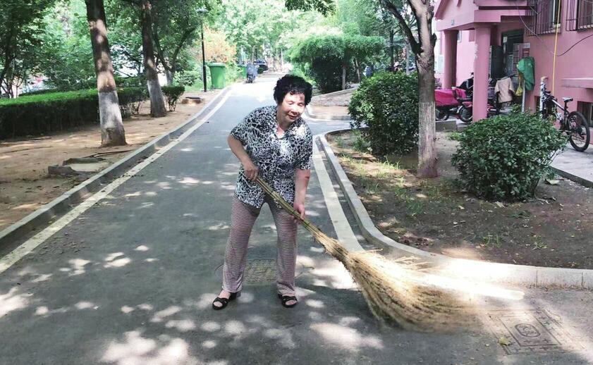 [温暖泉城]七旬老太义务打扫楼前卫生14年