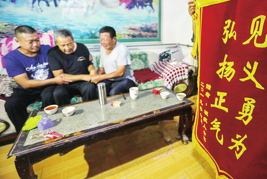 “感谢您培养了一个好儿子” 被救孩子家属向伦学冬家属赠送锦旗