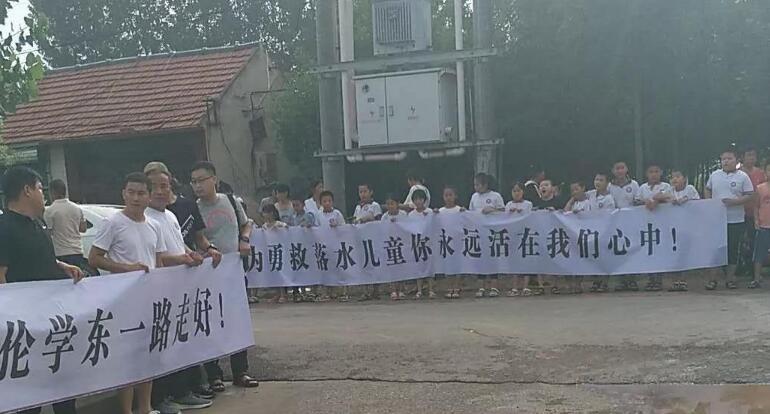 心痛到窒息!教师托举坠海男孩却再也没有醒来 事发前还曾叮嘱学生防溺水