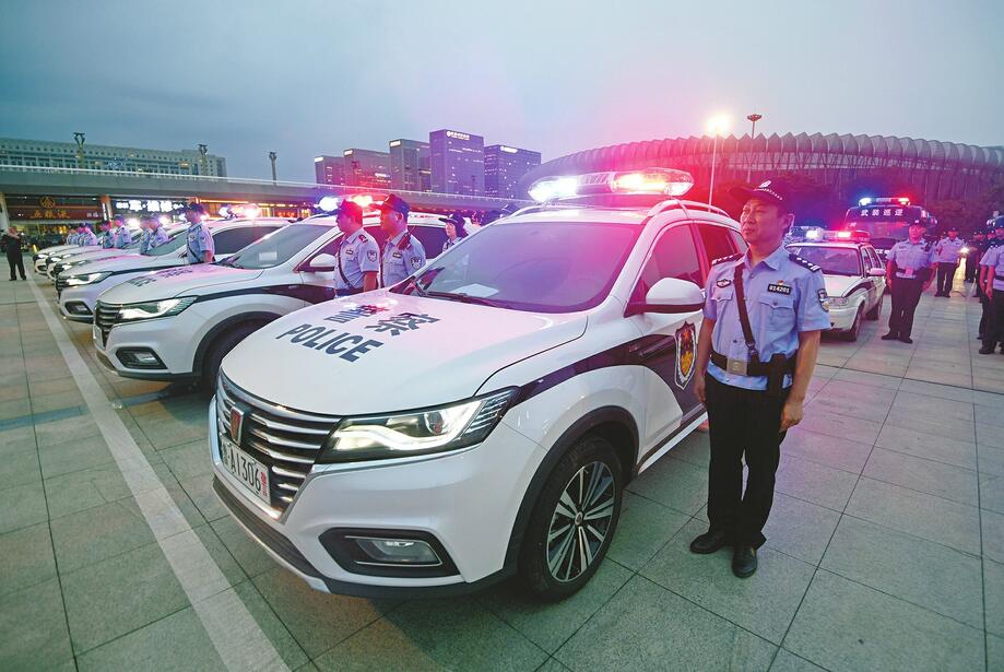 全警夜巡护航泉城“夜经济”