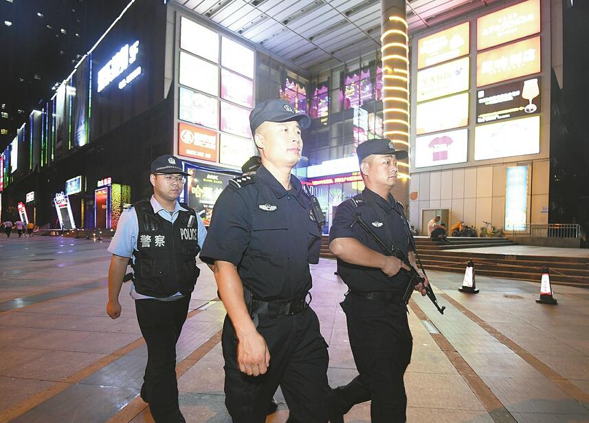 全警夜巡护航泉城“夜经济”