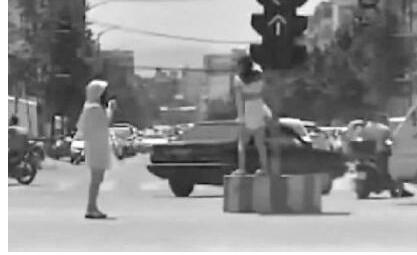 令人大跌眼镜!红绿灯底座上跳舞是怎么一回事?终于真相了,原来是这样