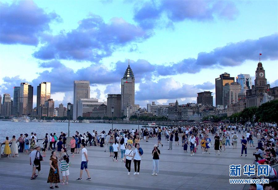 上海：蓝天白云水晶天