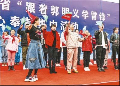收到总书记回信后,又有百万人跟着他学雷锋
