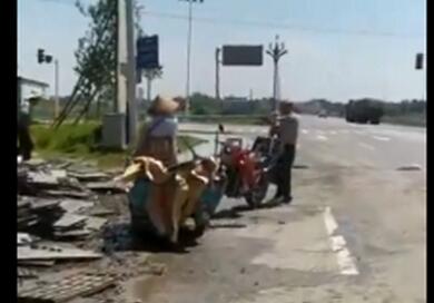 太惊人了！村民搬空33吨井盖 半挂车侧翻井盖撒路边无人看护