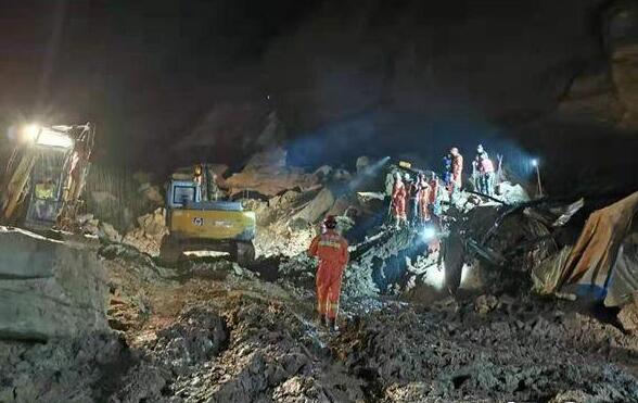 陕西子洲山体滑坡 公安、消防、医护等力量正在全力救援