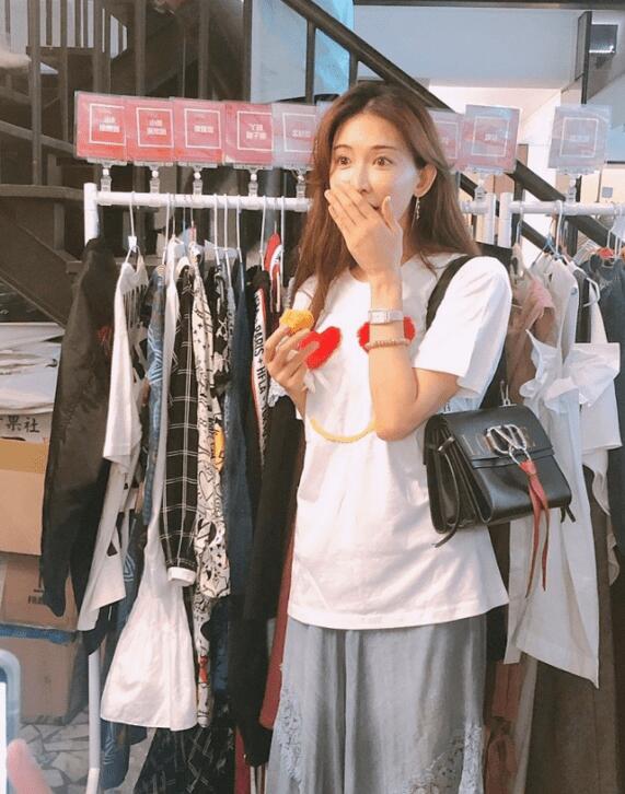 人美心善！林志玲捂嘴似少女般娇羞 与粉丝一起逛义卖