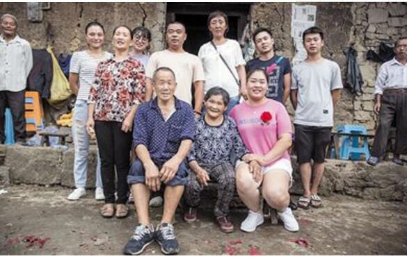 女童被米饭骗进麻袋 寻女23年如愿以偿,一张全家福成全夙愿