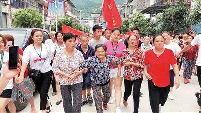 一碗米改变人生！女童被米饭骗进麻袋一走23年 夫妻俩四处“挣钱”“寻女”