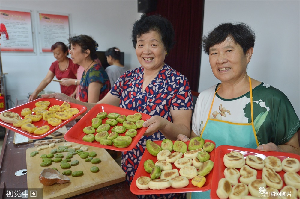 青岛：市民制作传统特色食品“卡花”迎七夕