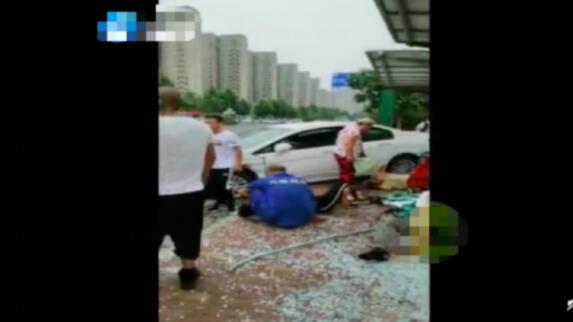 轿车失控撞站台怎么一回事？具体事件始末原因曝光画面太吓人