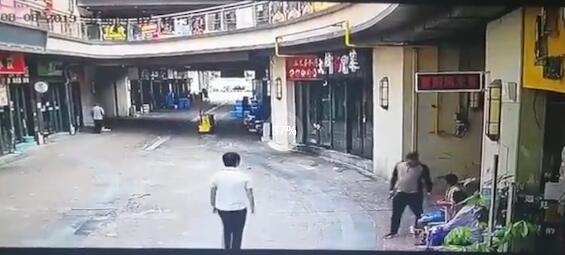 砰的一声!苏州商业街爆炸 现场画面曝光,涉事餐馆桌椅被炸飞场面混乱