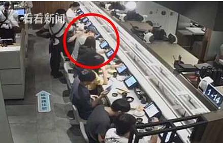 知名寿司店爆滚水烫顾客 双方各执一词,店家称设备损坏事先已告知