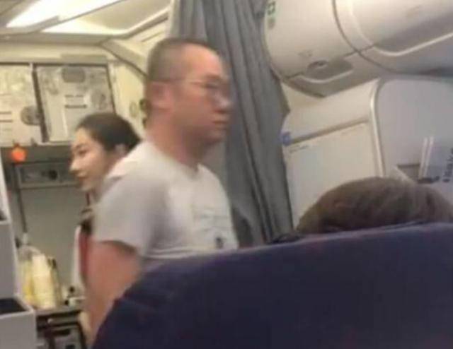 主持人涂磊被曝飞机上脚蹬机舱 回应：是错就认