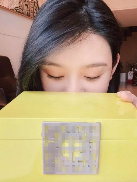 奚梦瑶晒七夕礼物 却不小心暴露了这件事 被质疑后偷偷删掉微博