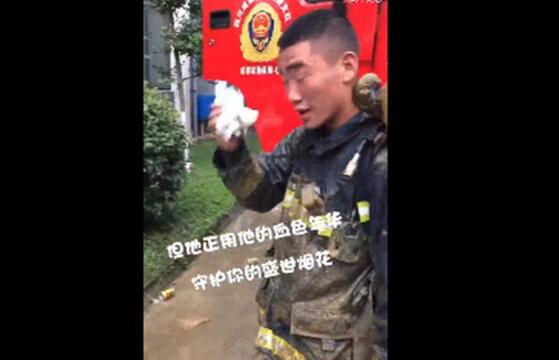 让人心疼！消防员身上被辣椒油辣得通红 火锅底料加工车间着火气味刺鼻