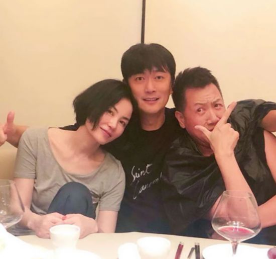 李嫣为王菲画像庆生 画中的一句话却亮了！王菲庆生照片曝光优雅迷人