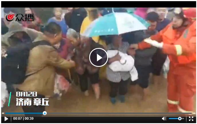 暖心闻|老人孩子先上车!济南暴雨中千人突围,救援进行中