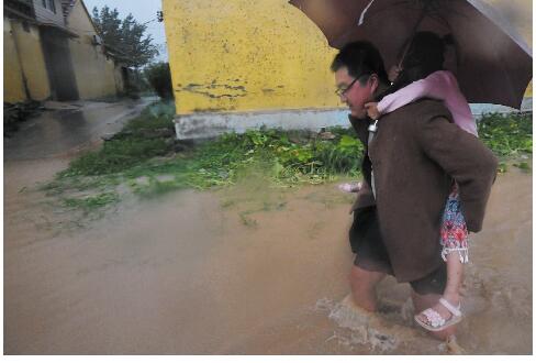 村民互助,铲车出动,200余人台风中转移!看一个村庄快速突围