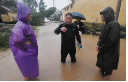 村民互助,铲车出动,200余人台风中转移!看一个村庄快速突围