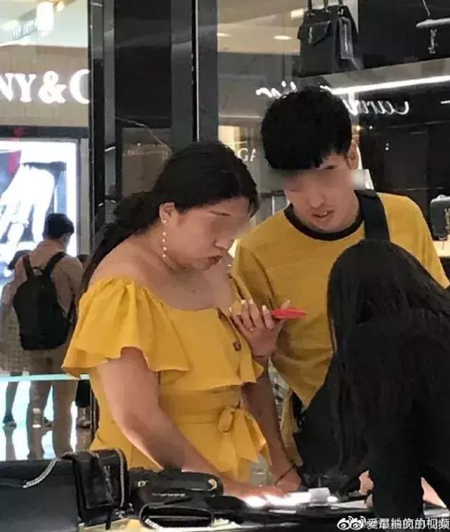 差距巨大！人气女网红被认出 网友直呼这p图技术可以开班吗?　　