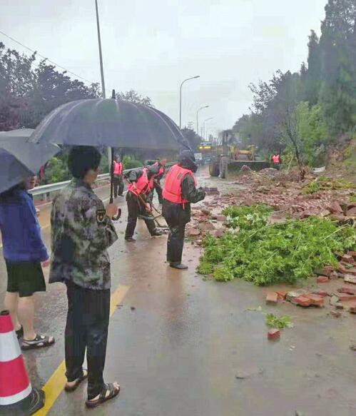 王忠林连夜冒雨察看防汛防台风工作 严防死守应对 保护城皇冠体育安全