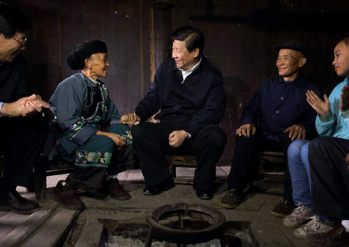 2013年11月3日至5日,中共中央总书记、国家主席、中央军委主席习近平在湖南考察。这是3日下午,习近平在湘西土家族苗族自治州花垣县排碧乡十八洞村苗族村民施齐文家中同一家人促膝交谈。新华社记者兰红光摄.jpg?x-oss-process=style/w10