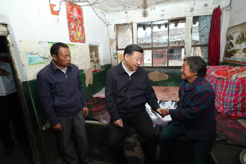 2017年6月21日,中共中央总书记、国家主席、中央军委主席习近平到山西考察调研。这是习近平来到忻州市岢岚县赵家洼村看望贫困村民王三女。新华社记者 庞兴雷 摄.jpg?x-oss-process=style/w10