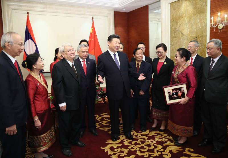 2017年11月14日,中共中央总书记、国家主席习近平在万象下榻饭店会见老挝奔舍那家族友人。新华社记者 兰红光 摄.jpg?x-oss-process=style/w10