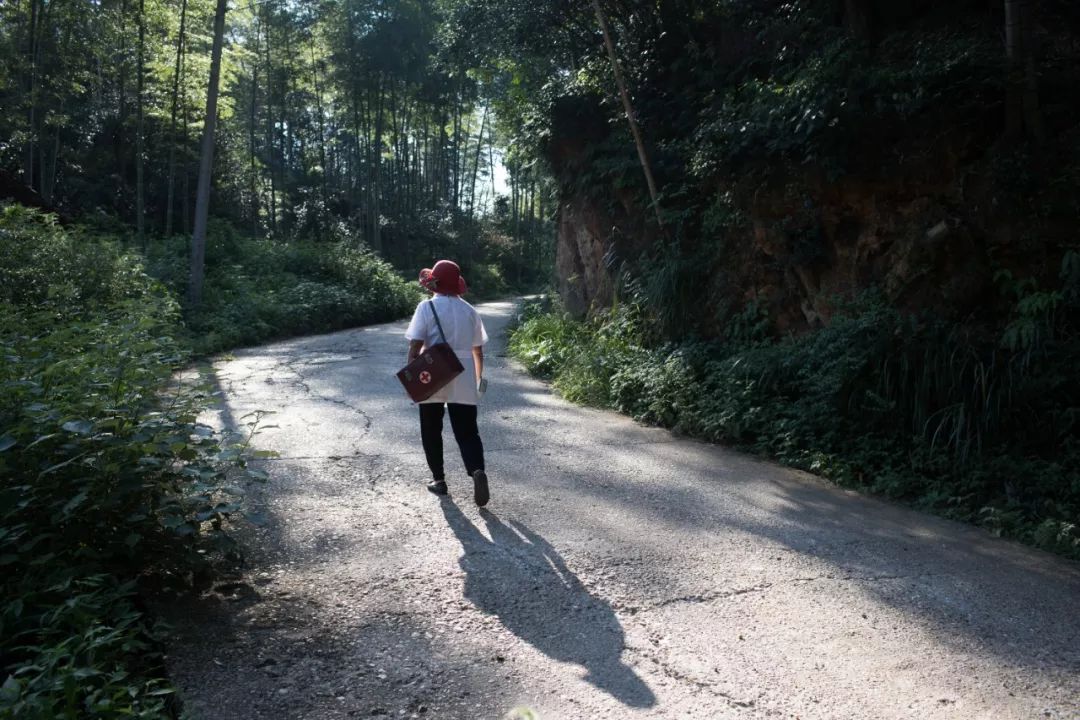 半个世纪,她的足迹“绕”了地球四圈!
