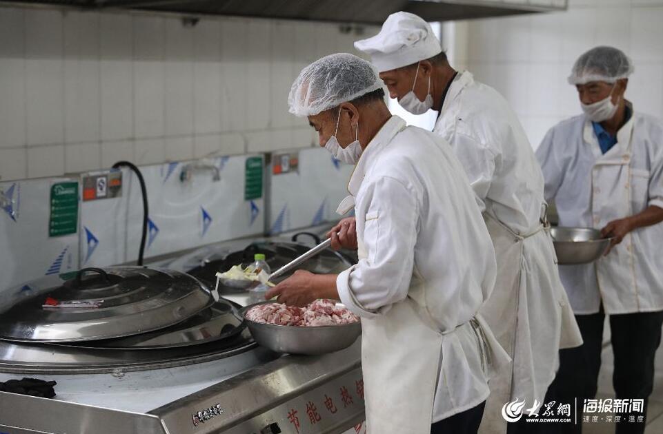 寿光纪台二中安置点的午餐：五花肉炖白菜！