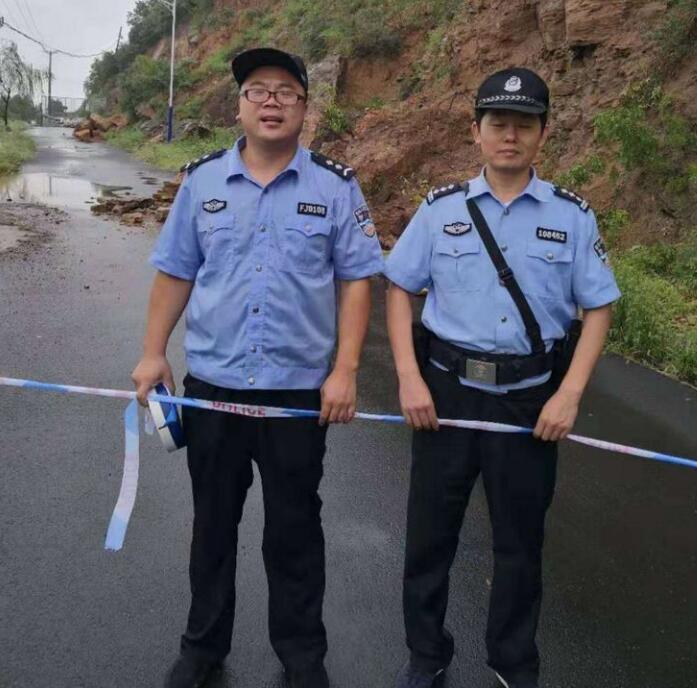 警灯在狂风骤雨中闪烁