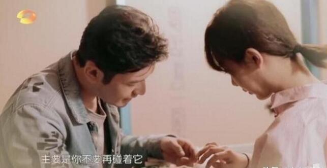 男星也植发?黄晓明疑戴假发套露出标准美人尖