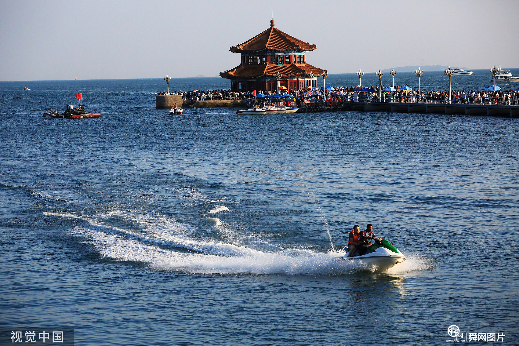 青岛栈桥景区天气晴好 游客海上乐翻天