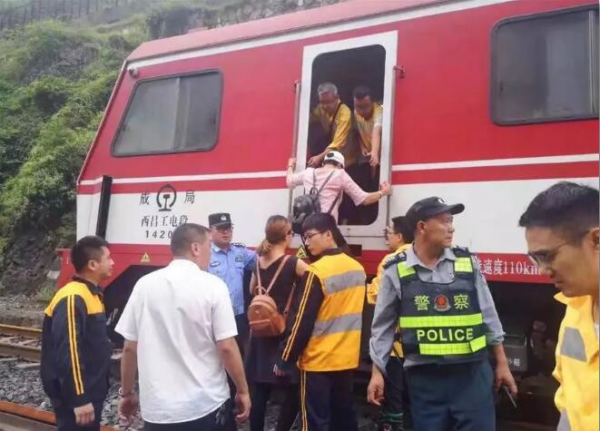 仅仅2秒钟时间，他们错过了唯一安全跑出来的机会