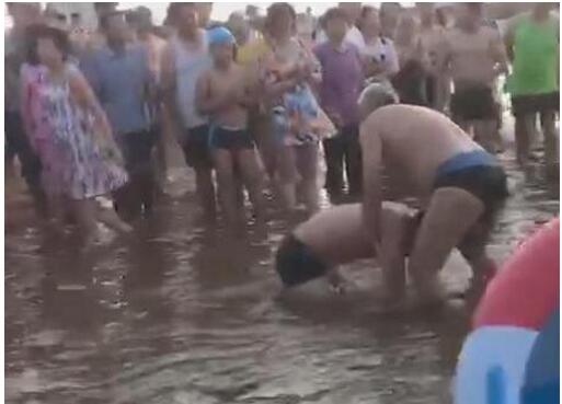 山东：7旬老海军救女童 风采不减当年！