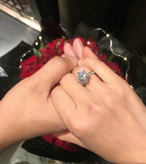 何雯娜官宣被求婚消息：谢谢我亲爱的他
