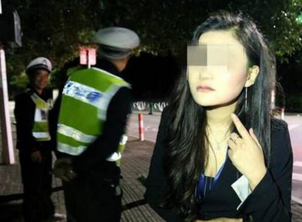 女子酒驾被查还卖萌摆拍 说出一句话雷翻民警:明天是不是要上新闻了?