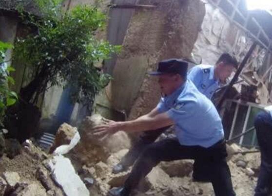 5人溪边躲雨被水冲走4人遇难1名儿童失联 生前嬉水画面曝光