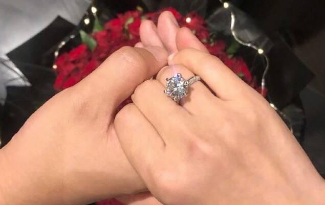 梁超求婚何雯娜 雷佳音全程姨母笑 何雯娜幸福大喊:“我愿意!