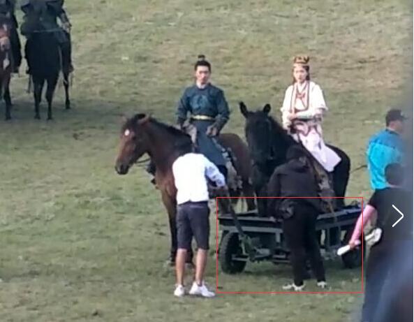 何超莲探班窦骁现场图曝光 没想到意外拍到了唐嫣竟这样骑马