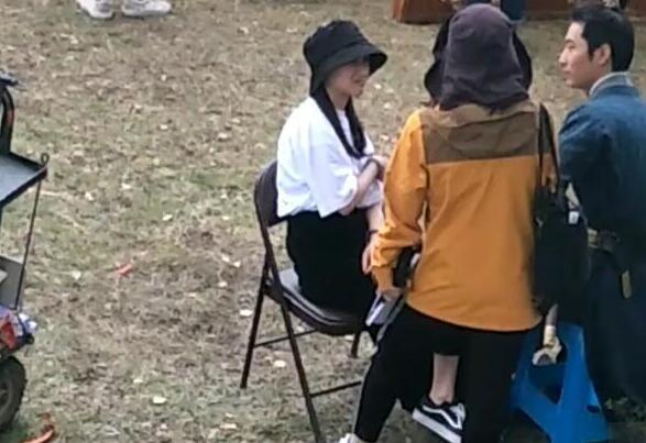 何超莲探班窦骁现场图曝光 没想到意外拍到了唐嫣竟这样骑马