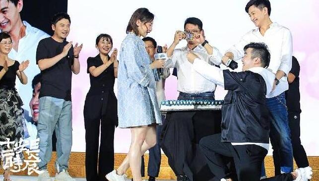 天了噜!何雯娜怀孕什么情况?梁超求婚何雯娜现场图曝光,信息量很大啊